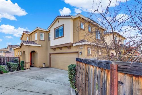 643 Embassy Cir, Vacaville, CA 95688-8825
