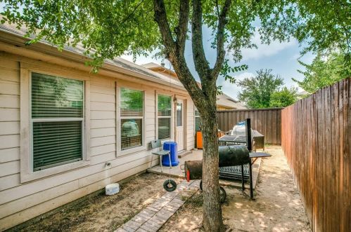 9945 Crystal Vly Way, Dallas TX  75227-5235 exterior