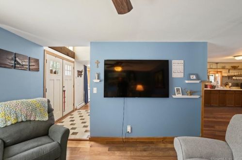 110 Squaw Rock Rd, Killingly CT  06239-4220 exterior