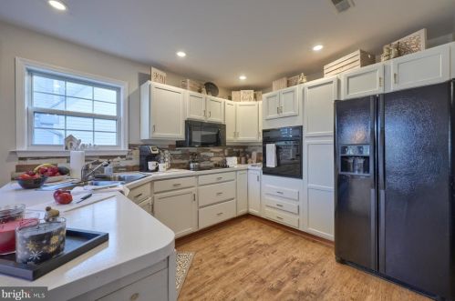 12 Mill Pond Dr, Lancaster PA  17603-7411 exterior