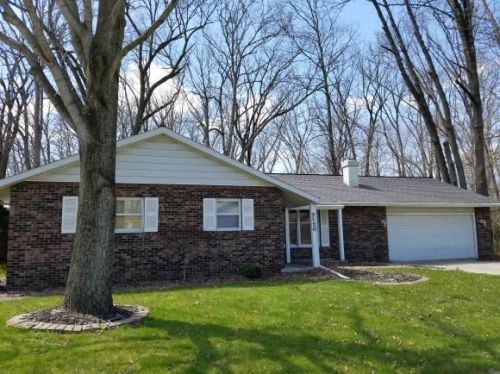 2120 Hidden Lake Ct, Charleston, IL 61920-3743