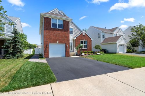 16 Ashleigh Dr, Hazlet, NJ 07730-1673