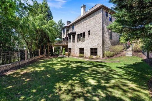 555 Glenmanor Ct, Atlanta GA  30328-4270 exterior