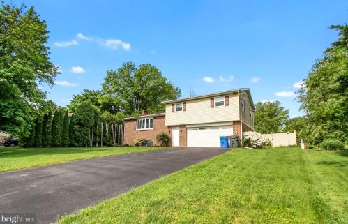 2734 Sierra Dr, York, PA 17402-5040