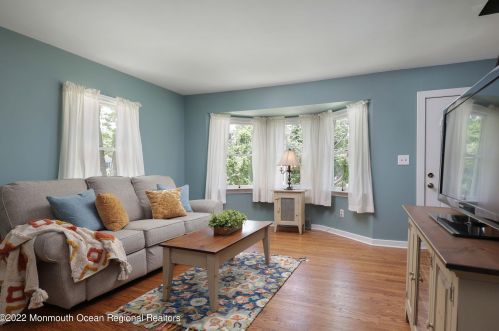 593 Front St, Tinton Falls, NJ 07701-5513