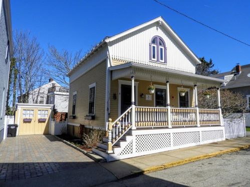 8 Appleby St, Middletown, RI 02840-2004