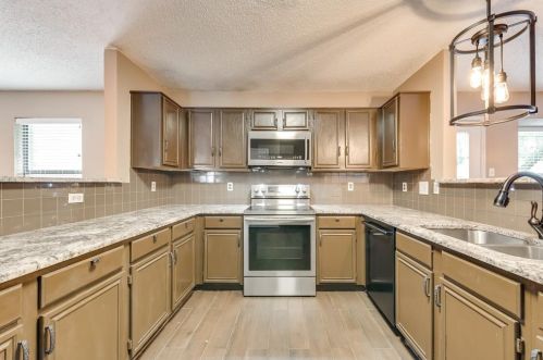 822 Clover Hl Ln, Cedar Hill TX 75104-7920 exterior