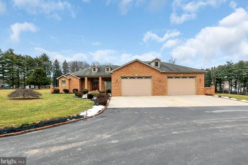 580 Belmont Dr, Harrisburg, PA 17112-2204