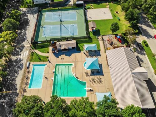 3314 Darbyshire Dr, Dallas TX  75229-5027 exterior