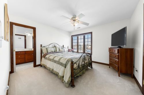 6972 Fieldstone Dr, Willowbrook IL  60527-6969 exterior