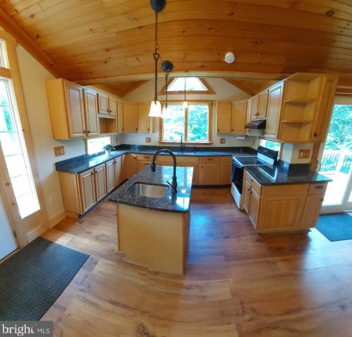 356 Village Dr, Hedgesville, WV 25427-6183