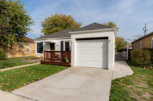 4405 Raymond Ave, Brookfield, IL 60513-2233