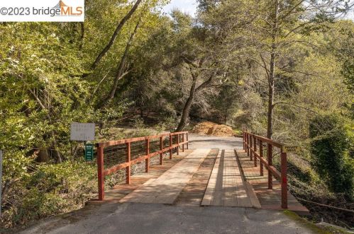 8309 Norris Canyon Rd, Hayward, CA 94552-9517