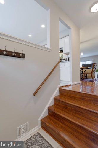 8816 Ridge Hollow Ct, Springfield VA  22152-1424 exterior