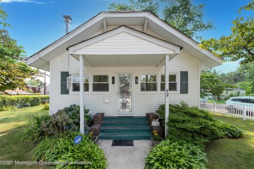 42 Bay Ave, Middletown, NJ 07748-5711