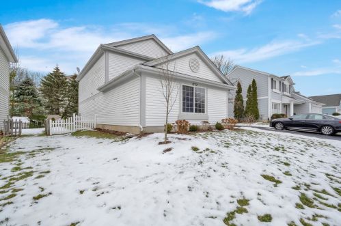 1752 Coach Dr, Naperville, IL 60565-2414