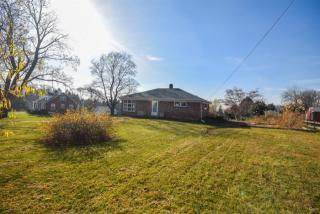 2200 Pleasant View Dr, York, PA 17406-1525