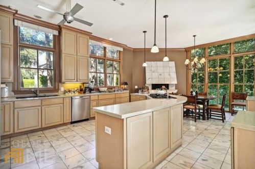 3281 Habersham Rd, Atlanta GA 30305-1170 exterior