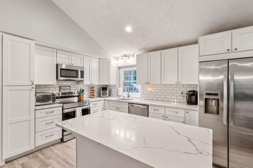 118 Scobie Pond Rd, Derry, NH 03038-3732