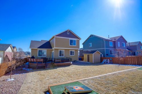 201 Newbern Way, Aurora CO 80016-6124 exterior