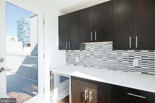 146 Front St, Philadelphia PA 19106-0020 exterior