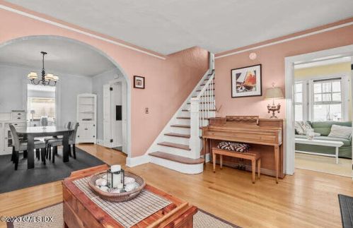 37 Richland Rd, Greenwich CT  06830-6012 exterior
