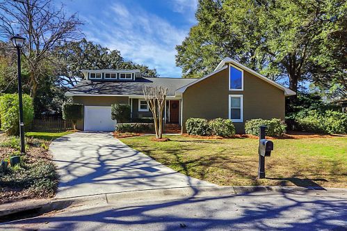 1194 Main Canal Dr, Mount Pleasant, SC 29464-4268