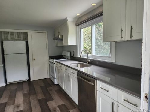 68 Geissler Dr, Huntington CT  06484-2209 exterior