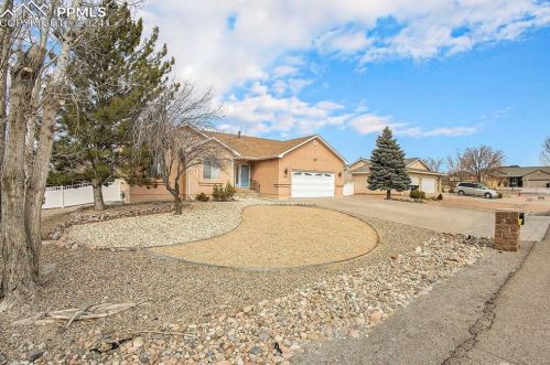 511 Hook Dr, Pueblo, CO 81007-1816