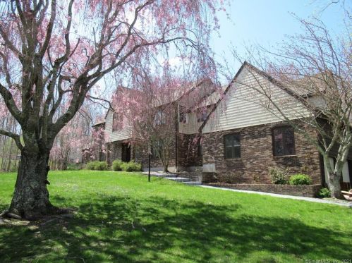 8 Wicklow Turn, Gales Ferry, CT 06339-1340