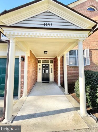 7253 Glen Hollow Ct, Annandale, VA 22003-2560