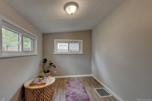 29 Knox Ct, Denver CO  80219-1404 exterior