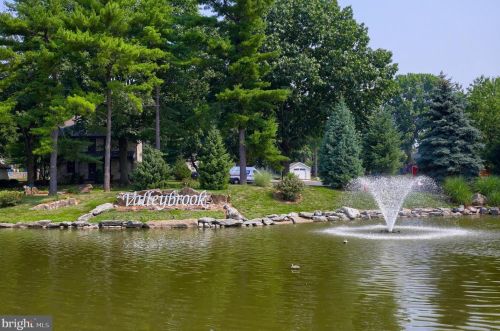 185 Valleybrook Dr, Lancaster PA  17601-4620 exterior