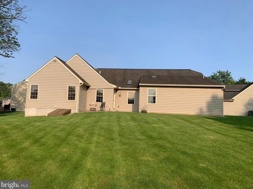 24 Tricia Ln, Ephrata, PA 17522-2636