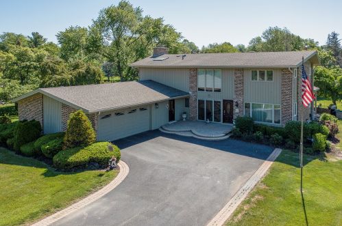 1055 Valley Lake Dr, Palatine, IL 60067-4759