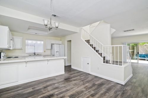 1326 Palomar Pl, Vista, CA 92084-3565