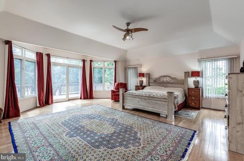 8 Tomlyn Dr, Princeton NJ  08540-4316 exterior