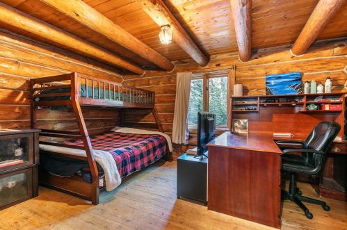 8675 Riv Rd, Truckee CA  exterior