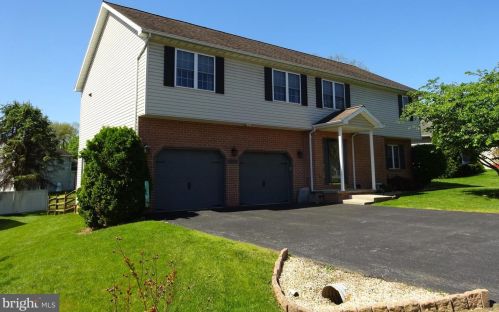 16919 Cavalry Dr, Williamsport, MD 21795-1438
