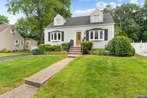 78 North Dr, Rochelle Park, NJ 07662-3618