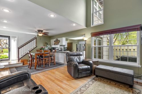 646 Wilbur Ct, Gurnee, IL 60031-3132