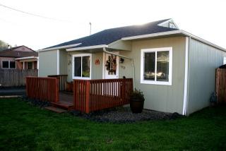 1572 Hollis St, Roseburg, OR 97470-1527