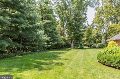20 Greenhouse Dr, Princeton NJ  08540-4801 exterior