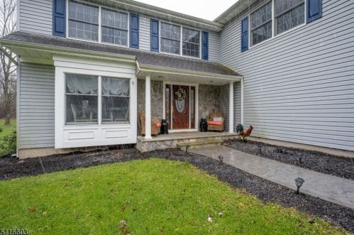 7 Victoria Crossing Rd, Columbia, NJ 07832-2617