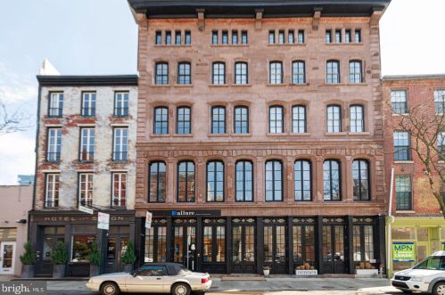 135 3rd St, Philadelphia PA  19106-1913 exterior