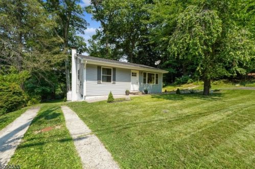 14 Hobart Trl, Hopatcong, NJ 07843-1722