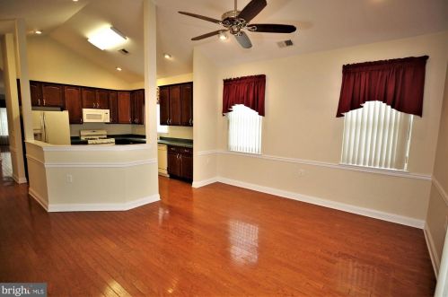 6 Hummingbird Dr, Trenton NJ  08690-3557 exterior