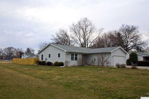 301 Green St, Augusta, IL 62311-1124