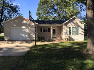 209 Stoddard Ave, Virden, IL 62690-1136
