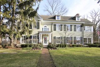 699 Walden Rd, Northfield, IL 60093-2034